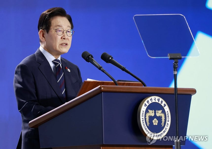 이재명 대통령, 민주평화통일자문회의 의장 연설 (고양=연합뉴스) 김도훈 기자 = 민주평화통일자문회의 의장인 이재명 대통령이 2일 경기 고양시 킨텍스에서 열린 제22기 민주평통 출범식에서 의장연설을 하고 있다. 202