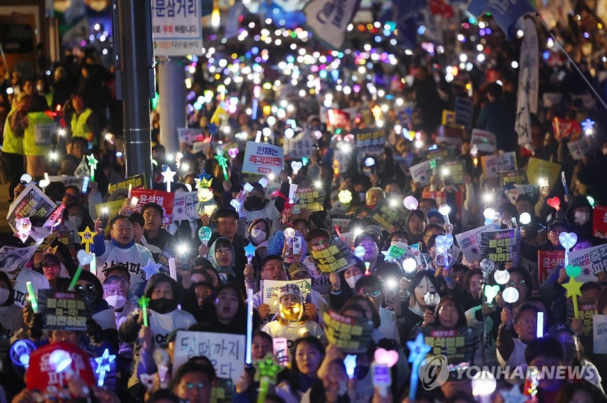 다시 빛나는 응원봉, 구호 외치는 참가자들 [연합뉴스 자료사진]