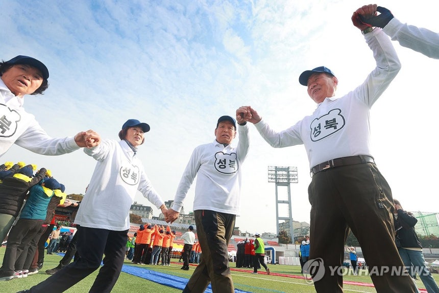 즐거운 시간 (서울=연합뉴스) 진연수 기자 = 지난 10월 31일 서울 용산구 효창운동장에서 열린