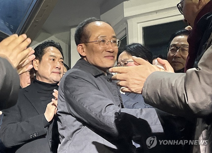 국민의힘 추경호 의원 구속영장 기각 (의왕=연합뉴스) 노선웅 기자 = 12·3 비상계엄 당시 의원들의 계엄 해제 표결 참여를 방해한 혐의를 받는 국민의힘 추경호 의원이 구속영장이 기각돼 3일 경기도 의왕 서울구치소를