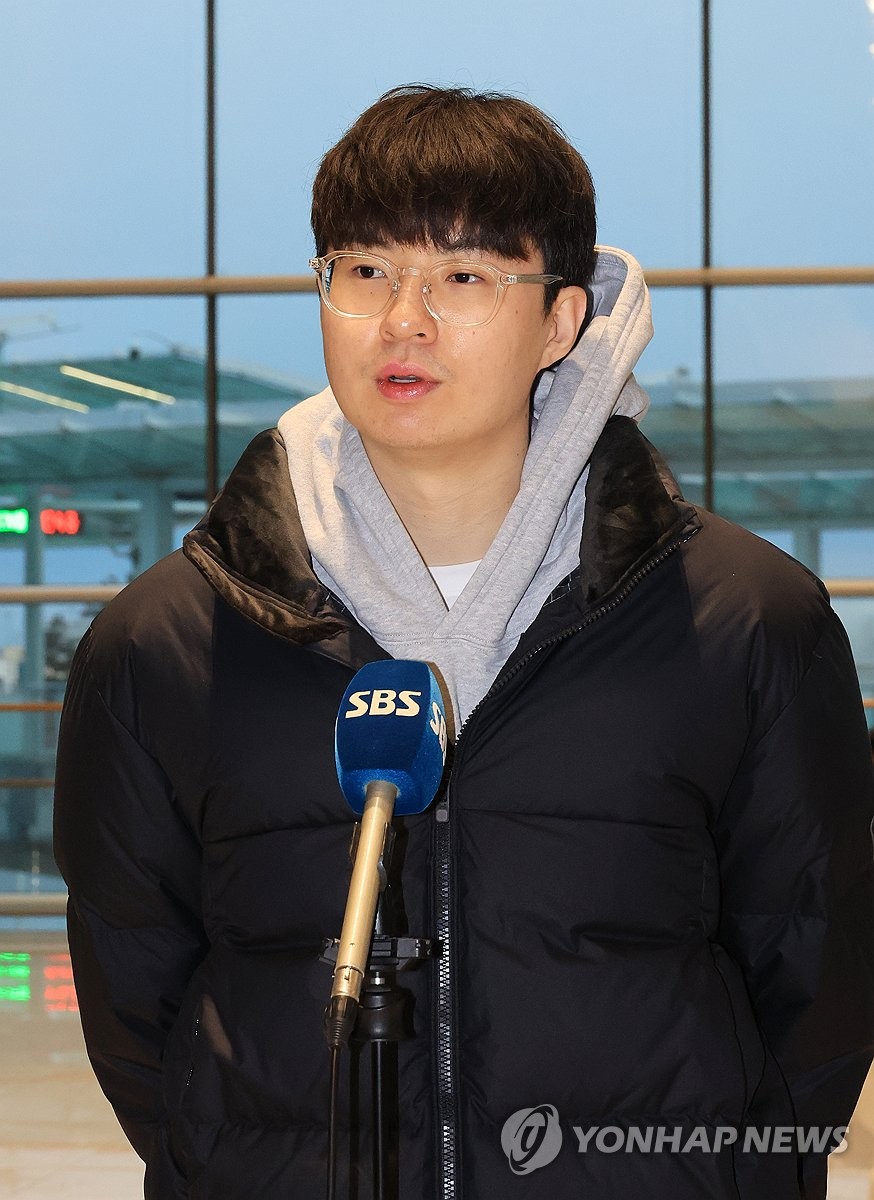중국전 승리 후 <b>출국</b>하는 <b>이현중</b>