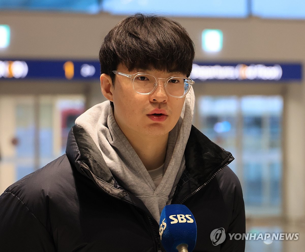 <b>중국전</b> 승리 후 출국하는 <b>이현중</b>