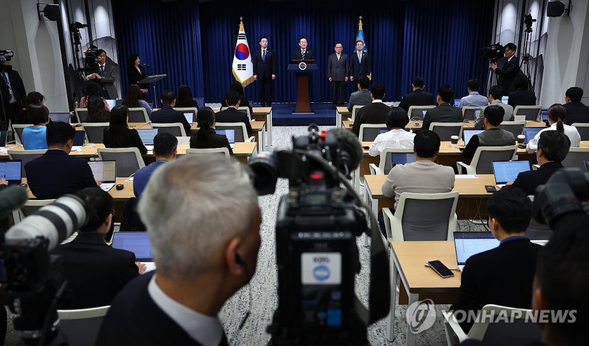 이재명 대통령, 빛의 혁명 1주년 대국민 특별성명 (서울=연합뉴스) 김도훈 기자 = 이재명 대통령이 12·3 비상계엄 사태 1주년인 3일 용산 대통령실에서