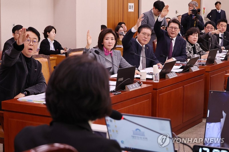 법사위, <b>내란</b>전담<b>재판부</b>·법왜곡죄 법안 與주도 통과…국힘 퇴장