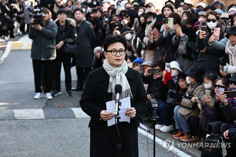 <b>한동훈</b> "<b>계엄</b> 예방 못해 깊이 <b>사과</b>…과거 잘못된 사슬 끊어야"
