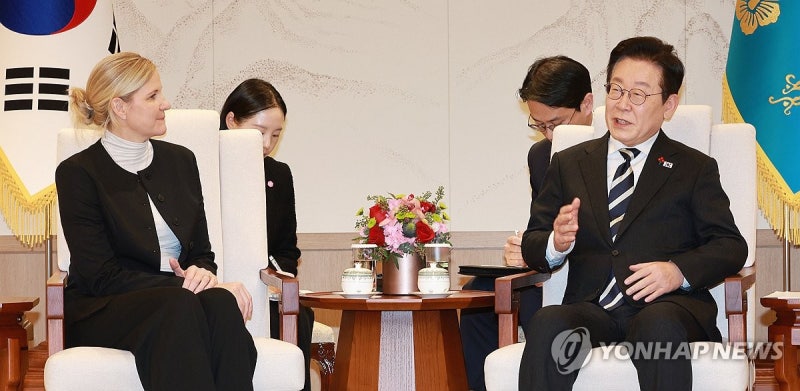 李<b>대통령</b>, <b>IOC 위원장</b> 접견…"대한민국 체육에 지원 부탁"