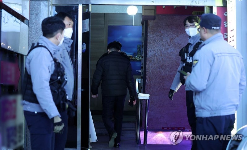 <b>창원</b> 합성동 <b>모텔</b>서 <b>흉기</b> 난동…2명 심정지·2명 중상(종합)