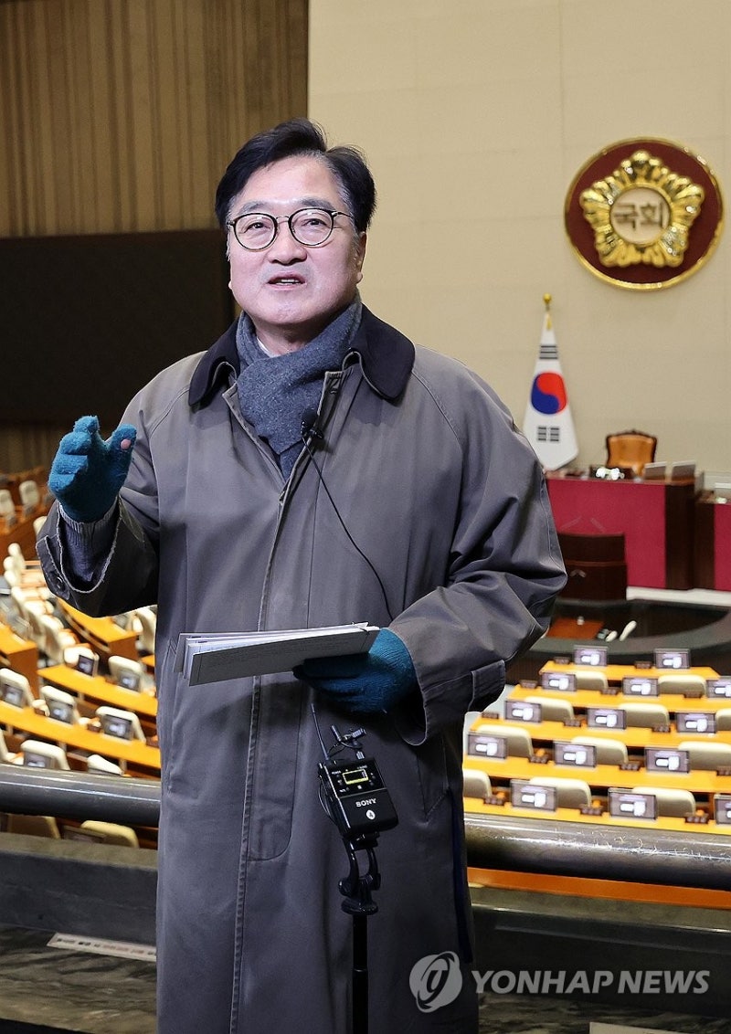 <b>우원식</b> 국회<b>의장</b>, 시민들과 함께 본회<b>의장</b>에서