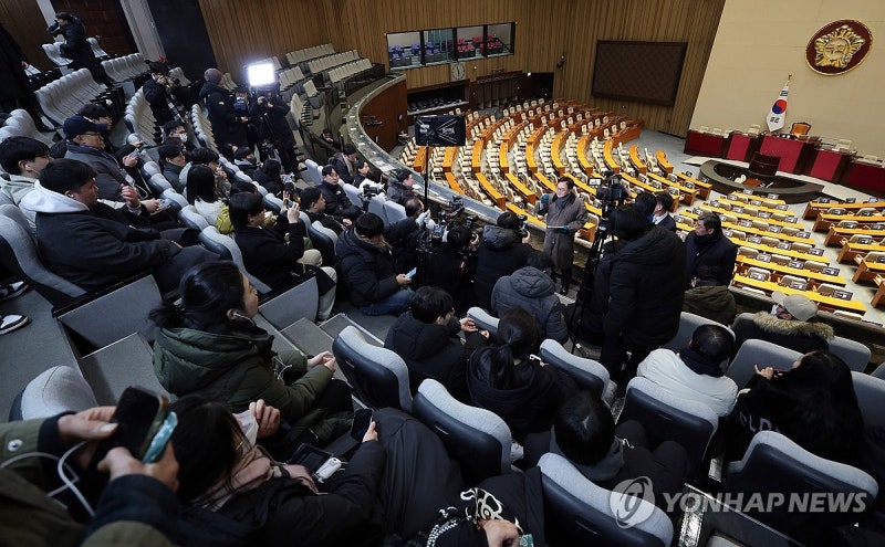 <b>우원식</b> 국회<b>의장</b>, 시민들과 함께 본회<b>의장</b>에서