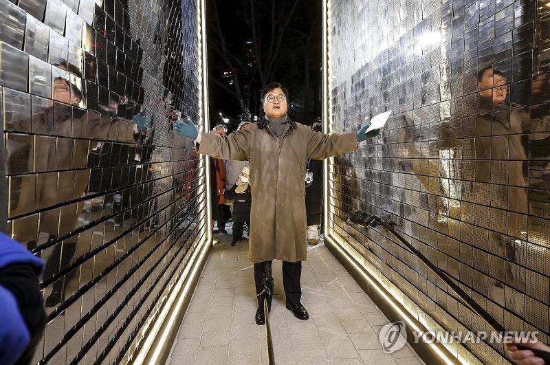 <b>우원식 국회의장</b>, <b>다크투어</b> 도슨트