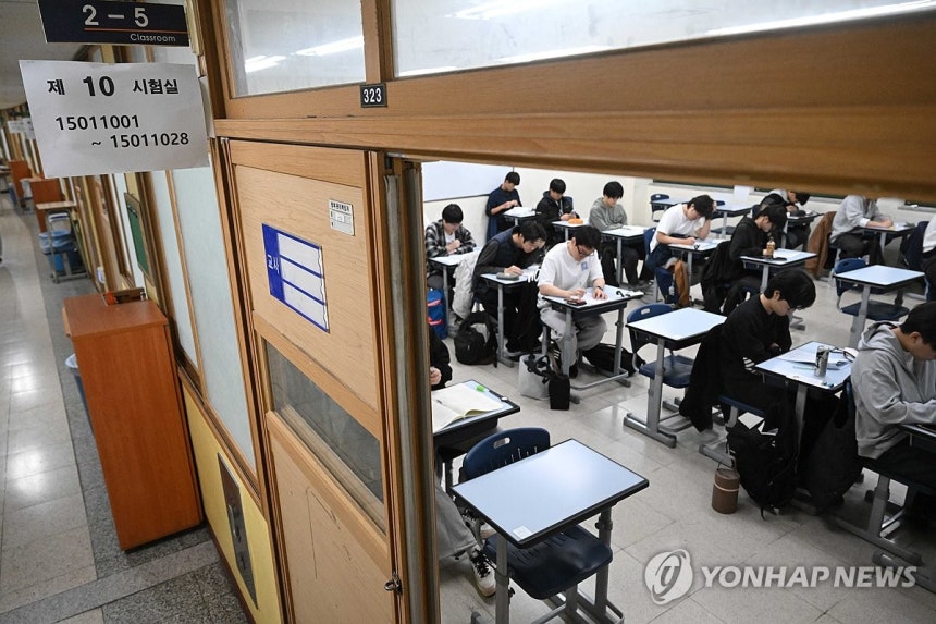 마지막까지 (서울=연합뉴스) 2026학년도 대학수학능력시험(수능)일인 13일 서울 종로구 경복고등학교에 마련된 고사장에서 수험생들이 시험을 준비하고 있다. 2025.11.13 [사진공동취재단] photo@yna.co