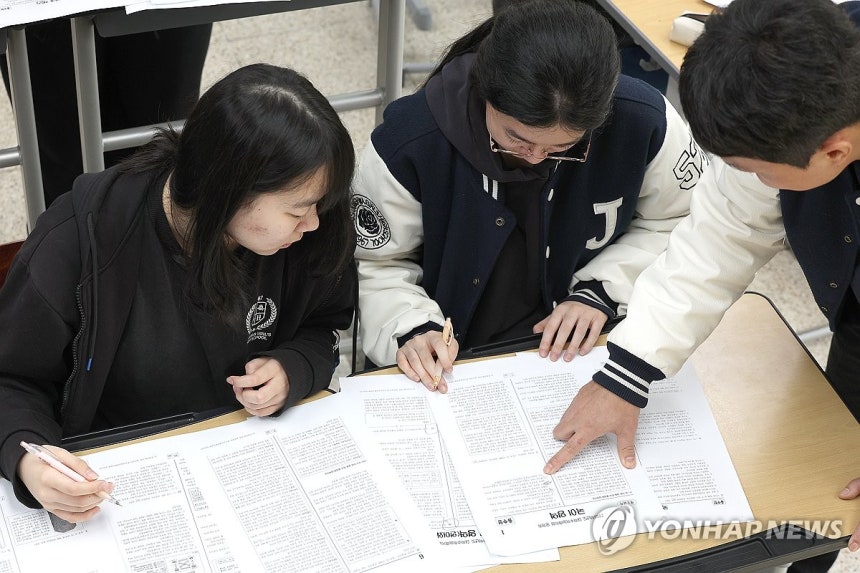 수능 끝, 가채점 하는 수험생들 (대구=연합뉴스) 윤관식 기자 = 2026학년도 대학수학능력시험(수능) 다음날인 14일 대구 수성구 정화여자고등학교 3학년 교실에서 수험생들이 가채점하고 있다. 2025.11.14 p