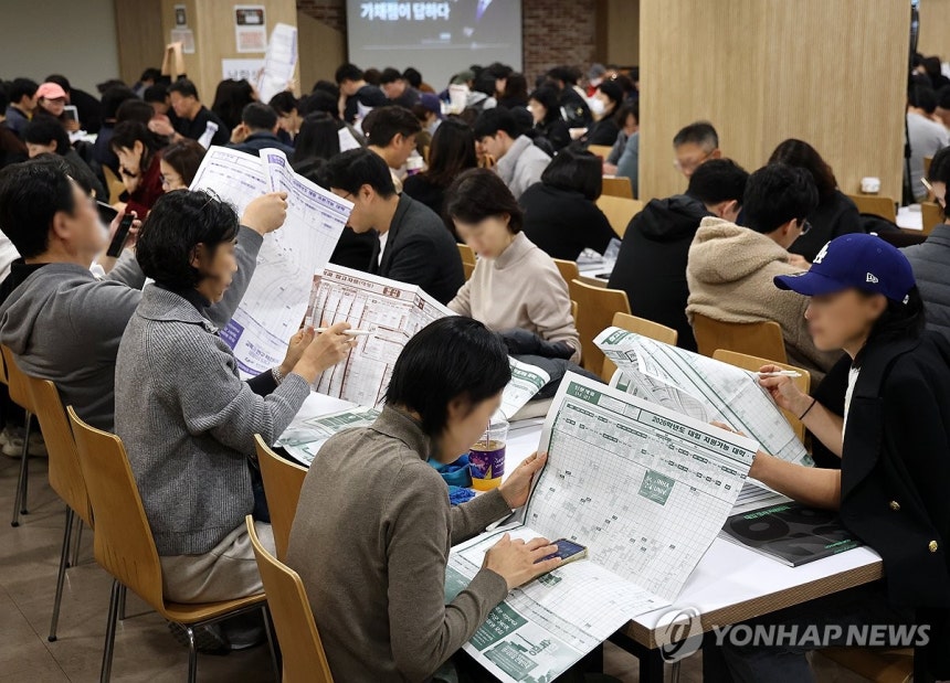 수능 가채점 설명회 (서울=연합뉴스) 윤동진 기자 = 16일 서울의 한 학원에서 열린 수능 가채점 설명회에서 학부모들이 대입 지원 관련 자료를 살피고 있다. 2025.11.16 mon@yna.co.kr