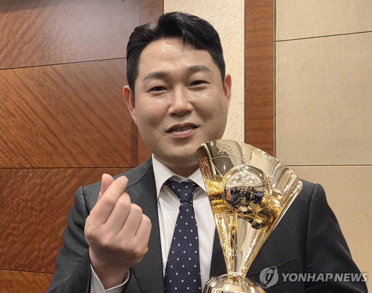 '타격왕' <b>양의지</b>, 10번째 황금장갑 품으면 이승엽과 '<b>최다</b> 타이'