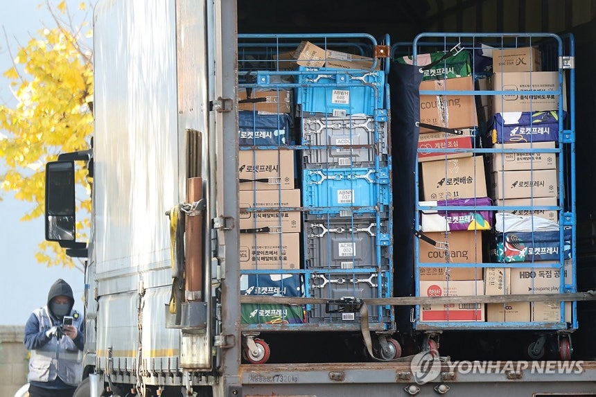 서울 시내 한 쿠팡 물류센터 배송차량에 실린 로켓프레시 가방 등 물품들 [연합뉴스 자료사진]