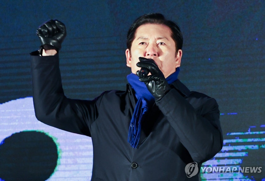 '비상계엄 1년' 발언하는 정청래 대표
(서울=연합뉴스) 김인철 기자 = 더불어민주당 정청래 대표가 3일 서울 여의도 국회의사당 정문 앞에서 열린 '12·3 내란·외환 청산과 종식