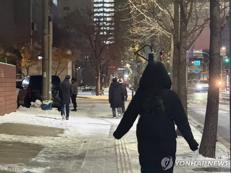<b>빙판길</b> 엉덩방아, 12대 <b>추돌사고</b>…'생존게임' 된 출근길(종합)
