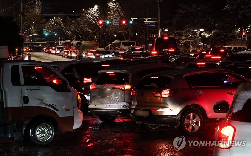 <b>폭설</b> 내린 경기남부 곳곳 결빙에 <b>사고</b> 속출…신고 1천902건 접수