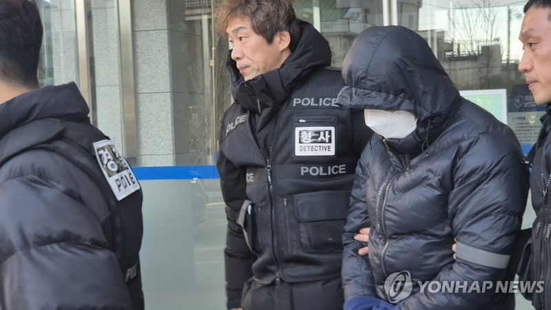 '<b>갑질</b> 의혹' 양양군 <b>공무원</b>, <b>구속</b>심사 마쳐…질문엔 '묵묵부답'(종합)