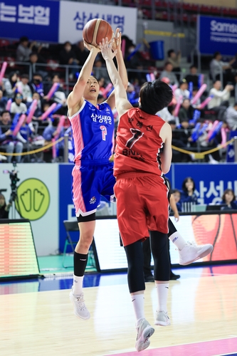 '이해란 31점' 여자농구 <b>삼성생명</b>, BNK에 설욕…공동 3위(종합)
