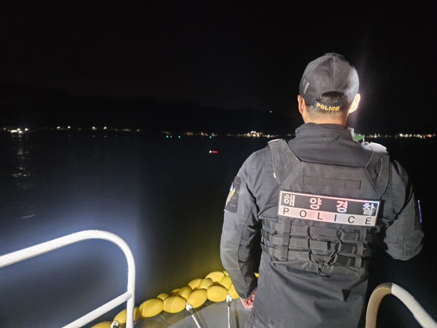 수색 중인 해경
[울진해양경찰서 제공. 재판매 및 DB 금지]
