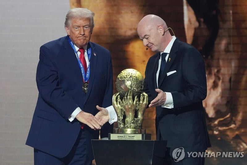 노벨상 놓친 <b>트럼프</b>, 신설 <b>FIFA평화상 수상</b>…"내인생의 큰 영예"