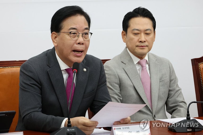 발언하는 송언석 원내대표
(서울=연합뉴스) 김주성 기자 = 국민의힘 송언석 원내대표가 5일 서울 여의도 국회에서 열린 '혼용무도(昏庸無道·어리석고 무능한 군주가 세상을 어지럽힌다)