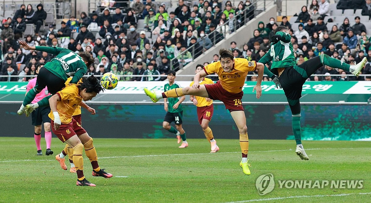 <b>전북</b> 2번째 '<b>더블</b>' 달성…연장 끝 광주 2-1 잡고 코리아컵 <b>우승</b>