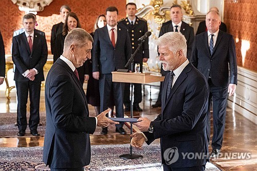 9 Ͽ Ʈ ĺ ()Լ Ӹ ޴ ȵ巹 ٺ Ѹ [AFP մ ڷ. Ǹ  DB ] 