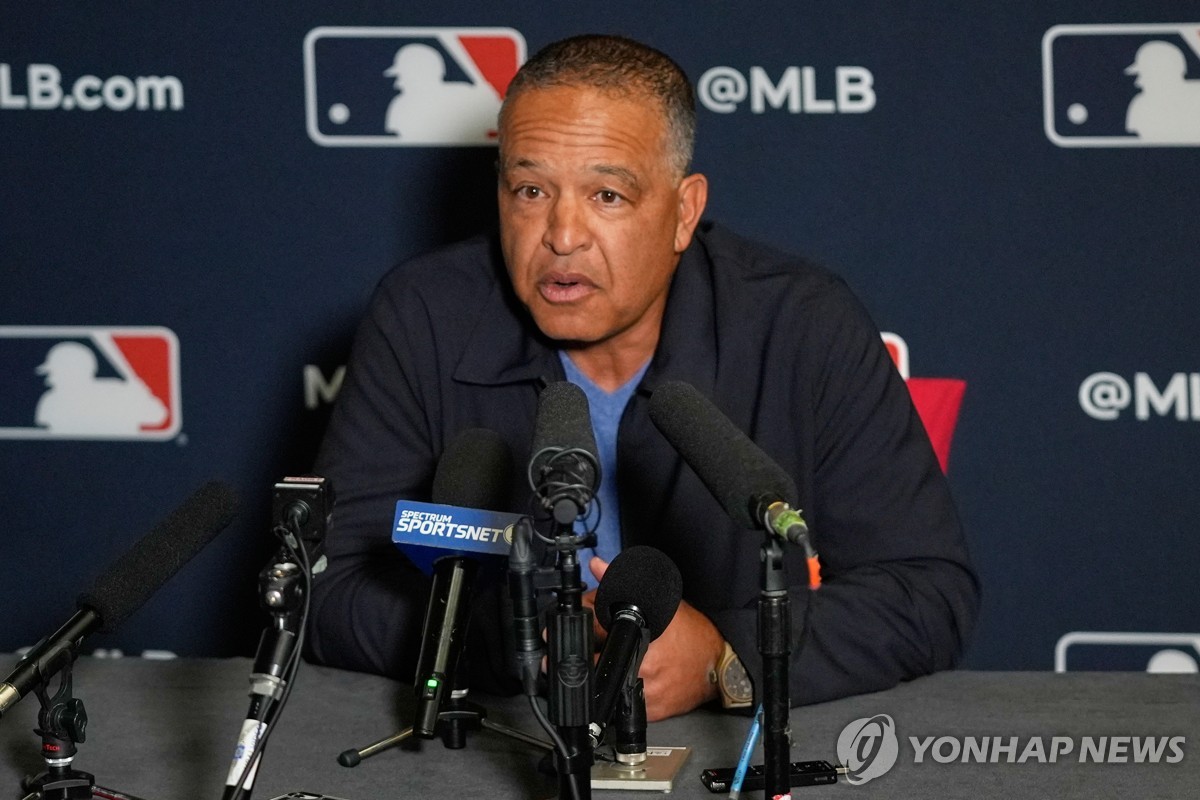다저스 <b>로버츠</b> 감독 "<b>오타니</b>, WBC서 <b>타자</b>로만 나서길 바라"