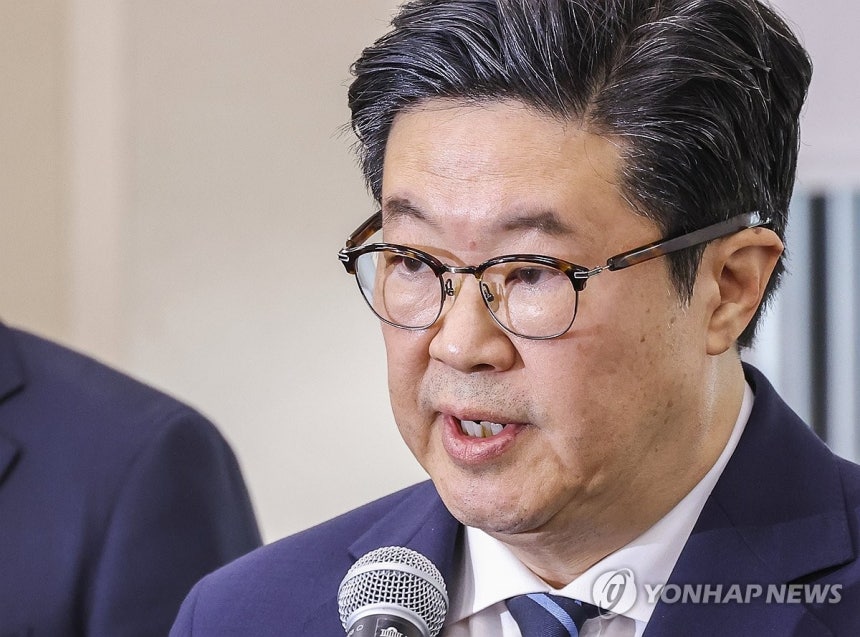 김병주 MBK파트너스 회장, 국회 정무위 출석
(서울=연합뉴스) 황광모 기자 = 김병주 MBK파트너스 회장이 14일 국회 정무위원회에서 열린 2025년도 공정거래위원회 국정감사에 증인으로 출석해 의원 질의에 답하고 