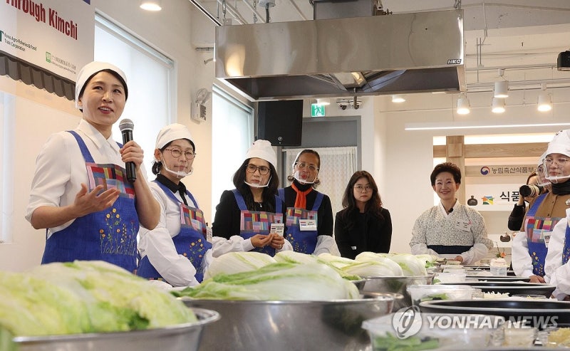 <b>김혜경 여사</b>, 주한대사 배우자 초청 <b>김장행사</b> 참석