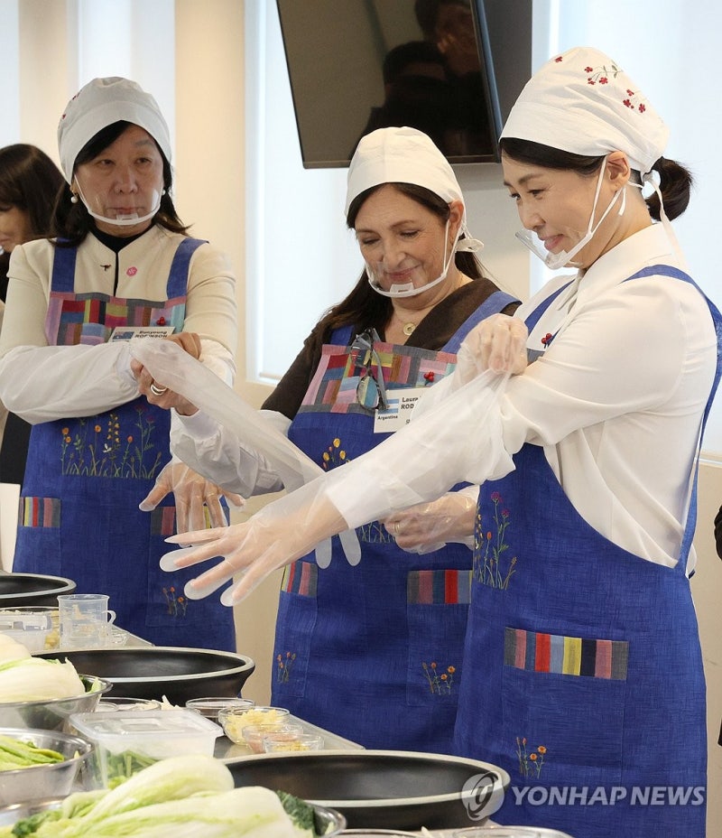 <b>김혜경 여사</b>, 주한대사 배우자 초청 <b>김장행사</b> 참석