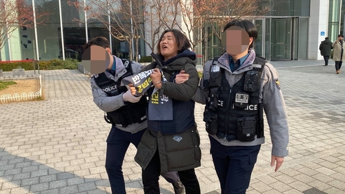 경찰에 체포되는 시위대 [공공운수노조 제공]