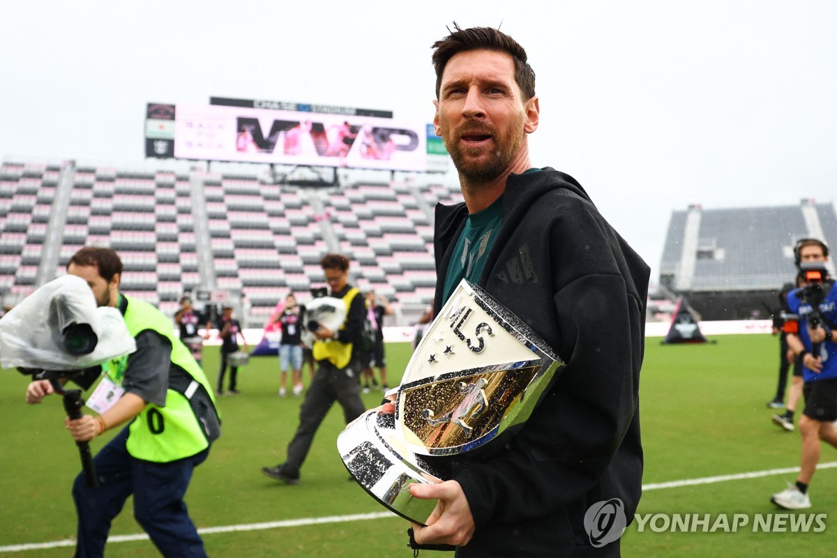'축구의 신' <b>메시</b>, <b>MLS</b> 역대 첫 2년 연속 <b>MVP</b> '우뚝'