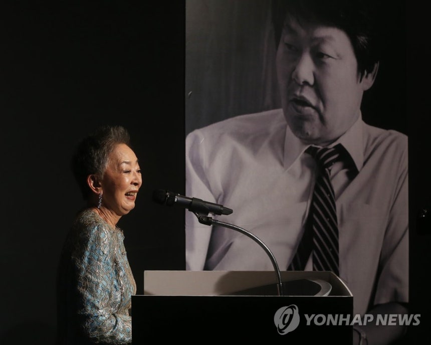 &lt;부산영화제&gt;축사 하는 배우 김지미 (부산=연합뉴스) 홍기원 기자 = 3일 밤 부산 해운대구 우동 웨스틴 조선호텔에서 열린 제19회 부산국제영화제(BIFF)