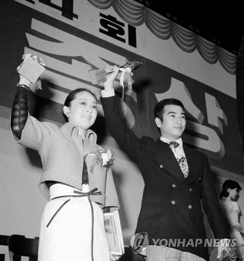 제14회 대종상 남녀주연상 수상한 김지미-하명중 (서울=연합뉴스) 국가기록원이 20일 공개한 1975년 제14회 대종상 남녀주연상 수상자 김지미와 하명중. 행정자치부 국가기록원은 이달의 기록 주제를