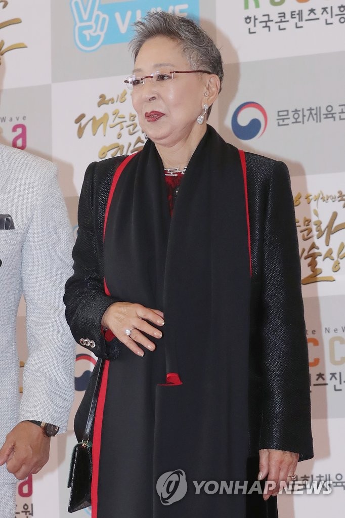 대중문화예술상 참석한 김지미 (서울=연합뉴스) 진연수 기자 = 배우 김지미가 27일 오후 서울 중구 장충동 국립극장 해오름극장에서 열린