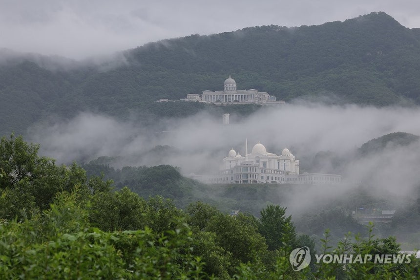 김건희 특검, 통일교 압수수색 (가평=연합뉴스) 임병식 기자 = 김건희 여사의 각종 의혹들을 수사하는 민중기 특별검사팀이 통일교 시설과 관계자를 대상으로 압수수색에 나선 18일 오전 경기도 가평군 통일교 본부에 비구