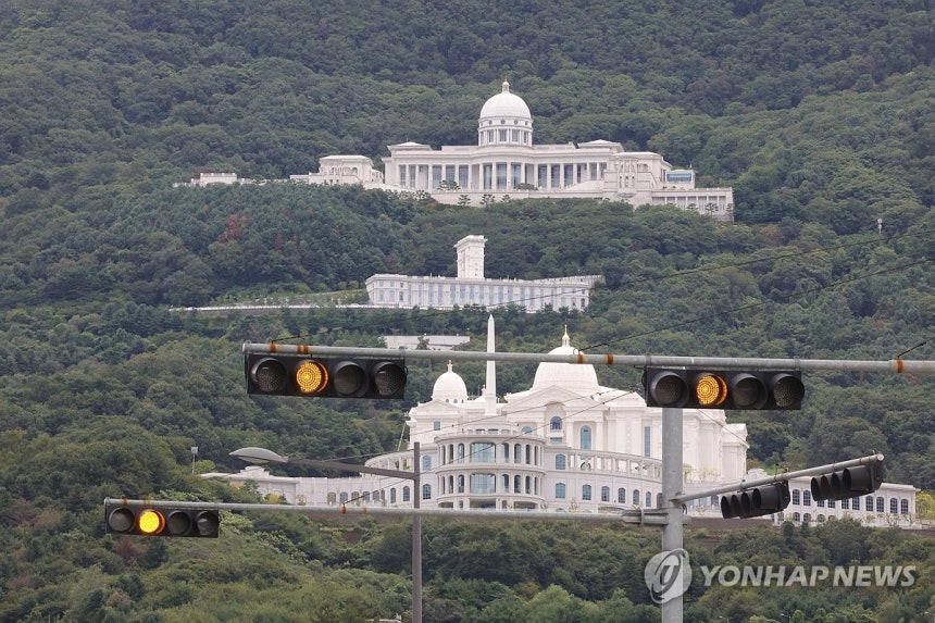 적막한 가평 통일교 본부 (가평=연합뉴스) 임병식 기자 = 한학자 통일교 총재에 대한 민중기 특별검사팀 조사가 종료된 가운데 18일 오전 경기도 가평군 통일교 본부 일대가 적막하다.2025.9.18 andphoto