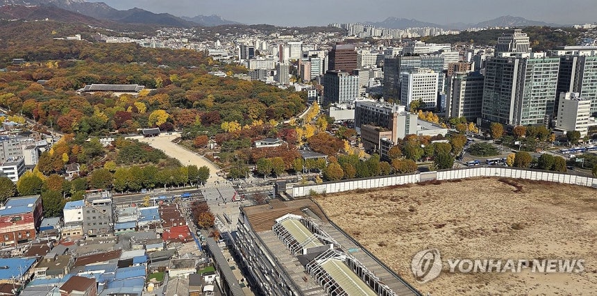 종묘 앞,세운4구역 앞날은 (서울=연합뉴스) 이진욱 기자 = 국가유산청이 유네스코 세계유산인 종묘 인근 세운4구역 재개발 사업에 문제를 제기한 데 대해 이 일대 토지주들이 "국가유산청이 재개발을 불가능하게 한다면 