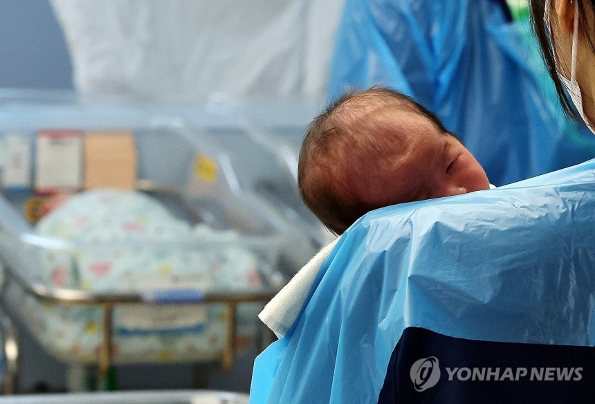 출생아 (고양=연합뉴스) 이동해 기자 = 지난달 26일 경기도 고양시 CHA의과학대학교 일산차병원 신생아실에서 간호사가 신생아를 돌보고 있다.2025.11.26 