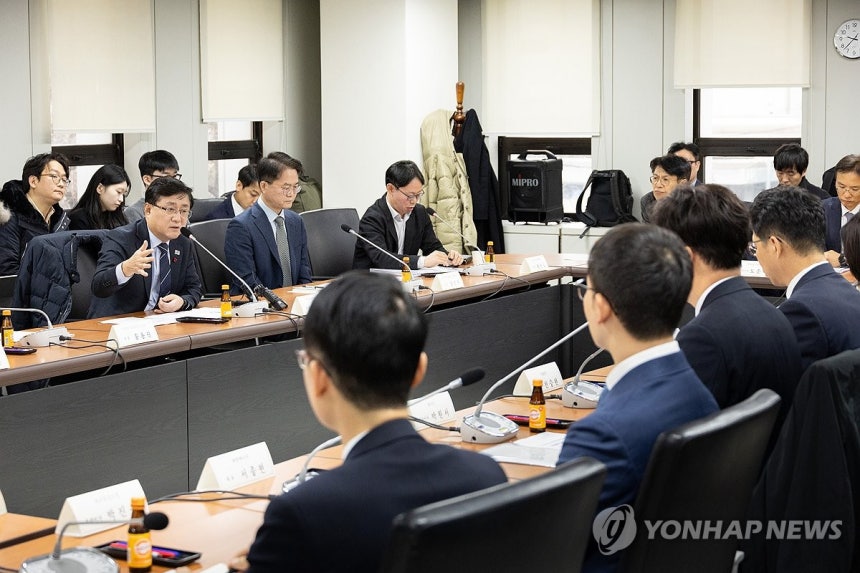 육상풍력 범정부 보급 가속 T/F 발족식 (서울=연합뉴스) 김성환 기후에너지환경부 장관이 3일 서울 여의도 전력기반센터에서 열린 '육상풍력 범정부 보급 가속 T/F 발족식'에서 회의를 주재하고 있다.2025.12.