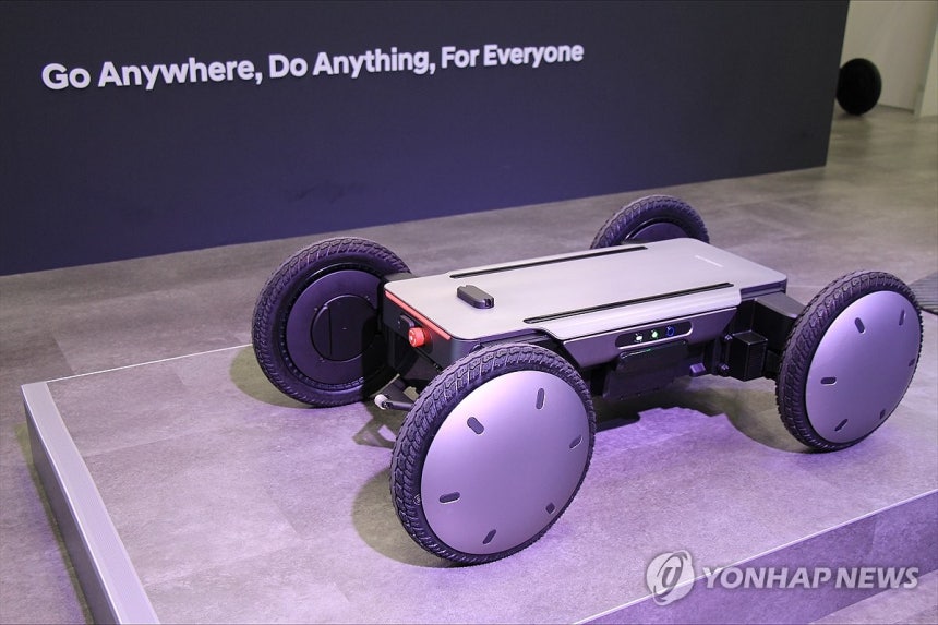 현대차·기아,국제 로봇 전시회서 '모베드' 양산형 모델 공개 (서울=연합뉴스) 현대자동차·기아가 3일 일본 '도쿄 빅 사이트'에서 열린 일본 국제 로봇 전시회 2025에서 차세대 자율주행 모빌리티 로봇 플랫폼 '모