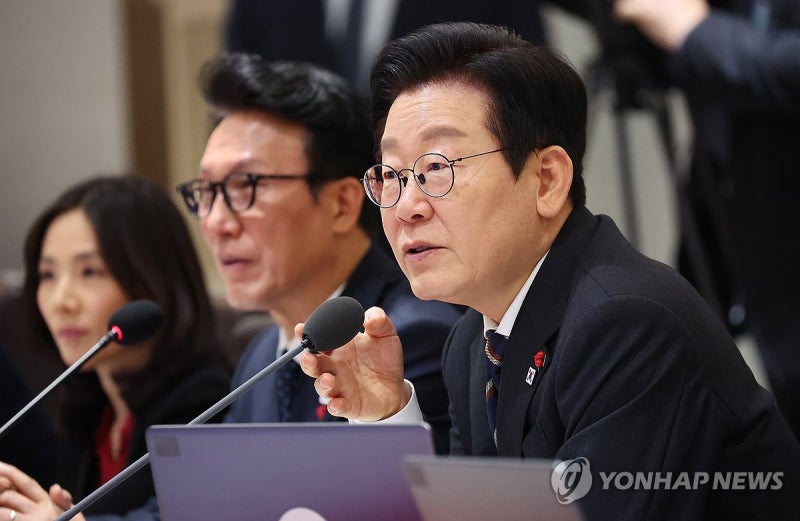 李대통령 '<b>AI 반도체 육성</b>전략' 보고회 주재…"국가역량 결집"