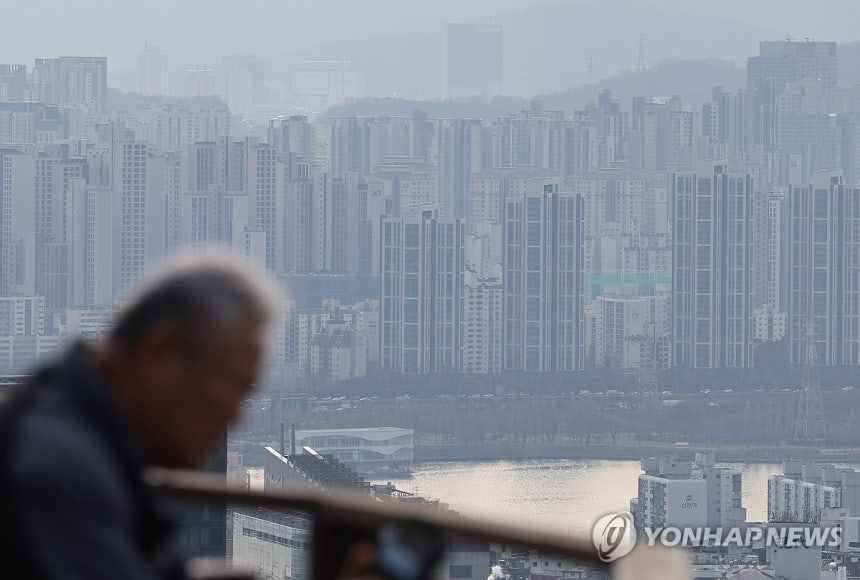 남산에서 바라본 서울 서초구 일대 아파트 단지 모습 (서울=연합뉴스) 서명곤 기자 = 신한투자증권이 강남3구와 용산구 토지거래허가구역 지정 전후 신고가 비율을 분석한 결과 지정 후 신고가 비율이 9.0%포인트 상승