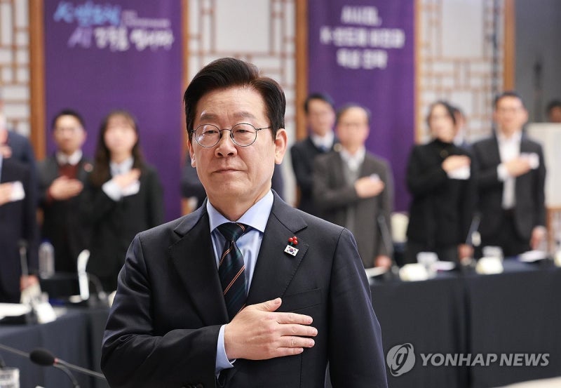 李대통령 "<b>반도체</b>산업 발전, 우물 넓게 파서 더 많은 이에 혜택"