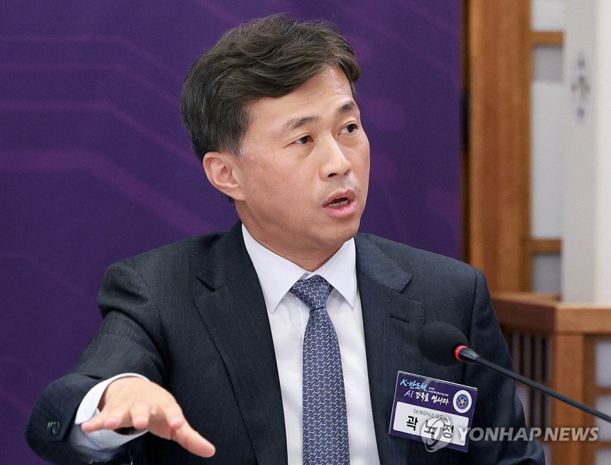 발언하는 곽노정 SK하이닉스 대표이사 (서울=연합뉴스) 김도훈 기자 = 곽노정 SK하이닉스 대표이사가 10일 용산 대통령실에서 이재명 대통령이 참석한 가운데 열린 AI 시대의 K-반도체 비전과 육성전략 보고회에서 발