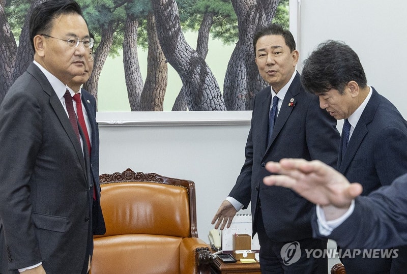 갈등의 국회 속 열린 <b>여야 원내대표 회동</b>