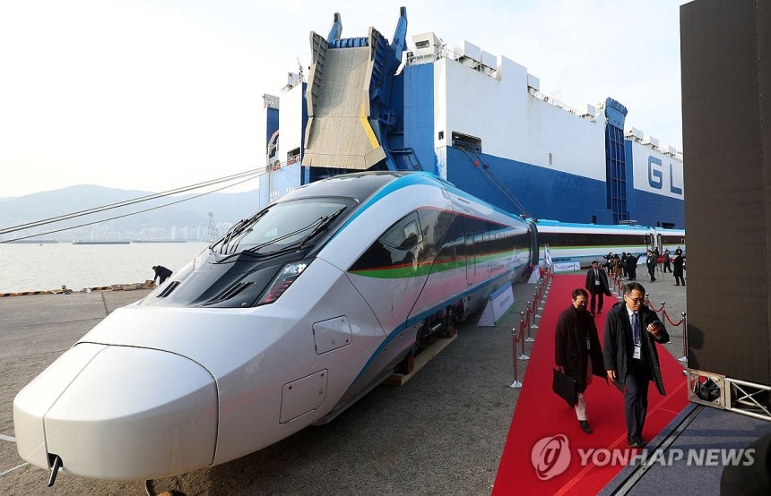 현대로템 고속차량,우즈베크 갑니다 (창원=연합뉴스) 김동민 기자 = 10일 오후 경남 창원시 성산구 마산항 제5부두에서 열린 '현대로템,우즈베키스탄 고속차량 초도 편성 출항식'에서 공개된 고속차량.2025.12